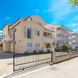 apartments-nino.primorje-gorskikotar.com/